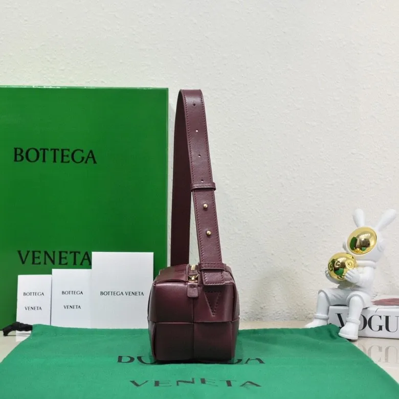 Batch 1420 BV autumn and winter beautiful armpit bag, breaking your definition of armpits BOTTEGA's new BRICK CASSETTE is small and exquisite, breaking the definition of underarms without capacity. It is no longer a small waste bag, but also a classic woven style. Why not buy such a bag? The soft sheepskin material shows a sense of luxury. Style number: 9305 Size: 23.5*10*10cm